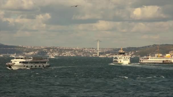 Ponte sobre o Bósforo, belas nuvens e barcos de recreio — Vídeo de Stock