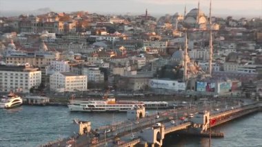 Akşam güneşi, Mavi Cami ve Marche Yeni Cami 'yi aydınlatıyor. İstanbullar 'ın katedrallerinden ve Altın Boynuz Boğazı' ndan oluşan geniş bir çerçeve.