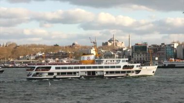 Turist gemisi Ayasofya 'nın arka planında yelken açıyor. Hindi, İstanbul. 10 Nisan 2019