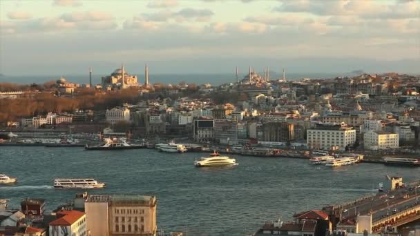 Ampla moldura em Istambul a partir da torre Gálatas. Plano geral sobre o bairro histórico de Istambul Mesquita Azul, Hagia Sophia — Vídeo de Stock