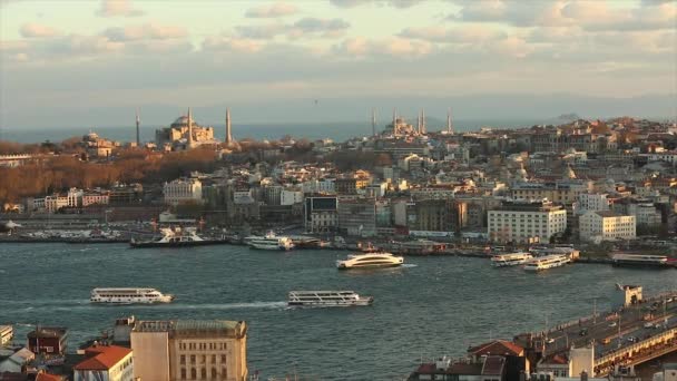 Ampia cornice su Istanbul dalla torre galattica. Piano generale sul quartiere storico di Istanbul Moschea Blu, Santa Sofia — Video Stock