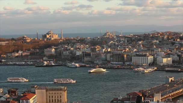 Breed frame op Istanbul vanaf de Galatiaanse toren. Algemeen plan voor de historische wijk Istanbul Blue Mosque, Hagia Sophia — Stockvideo