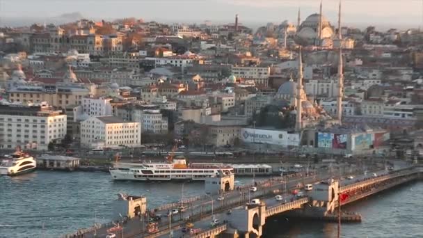 Az esti nap megvilágítja a Kék Mecset és Marche Yeni Cami. Az Istanbuls katedrálisok és az Aranyszarv-szoros széles kerete esténként, az arany órában — Stock videók