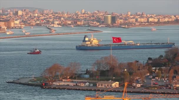 Duży statek towarowy na tle tureckiej bandery w Bosfor — Wideo stockowe