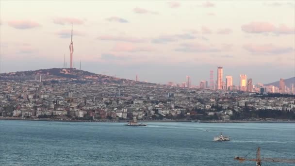 Torre de TV em Istambul vista através do Bósforo. Vista de Istambul e da torre de TV através do Bósforo — Vídeo de Stock