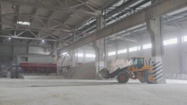 Fabrikada turuncu buldozer. Fabrika odasında turuncu buldozer..