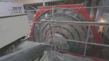 Büyük Fabrika 'daki Silindir Top Değirmeni. Top değirmeni, fabrikada değirmen, metal toplarla öğütme.