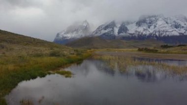 Torres del Paine Dağı ve Cerro Payne Grande manzarası. Şili 'deki Nordenskjold Gölü, Patagonya.