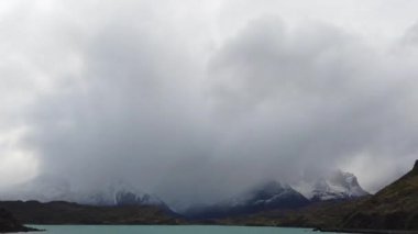 Şili 'deki Nordenskjold Gölü, Patagonya. Cerro Payne Grande Dağı ve Torres del Paine manzarası