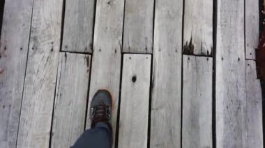 Bir adam köprüden geçiyor, bir köprü, bir göl köprüsü, patagonya 'da bir göl üzerinden.