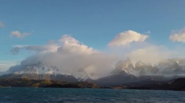Şili 'deki Nordenskjold Gölü, Patagonya. Cerro Payne Grande Dağı ve Torres del Paine manzarası