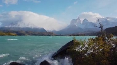 Şili 'deki Nordenskjold Gölü, Patagonya. Cerro Payne Grande Dağı ve Torres del Paine manzarası