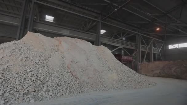 A large pile of sand and stones. Material for the production of aerated concrete — Stock Video