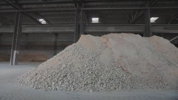 Duży stos piasku i kamieni. Materiał do produkcji betonu gazowanego — Wideo stockowe