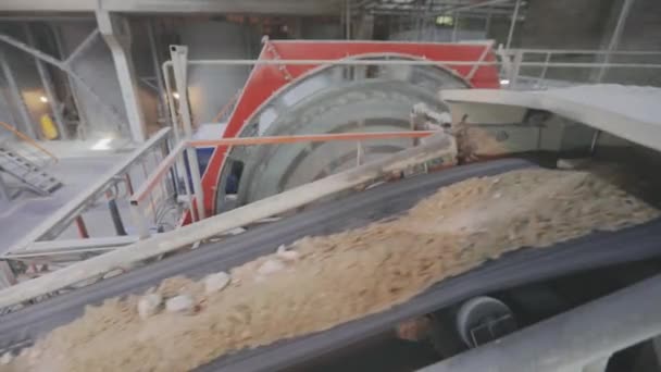 Havalandırılmış beton üretimi, bir top değirmeninde malzeme öğütme. Havalı Beton Üretim Süreci — Stok video