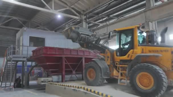 En bulldozer lastar sand på en transportör linje. Lastmaterial på transportören — Stockvideo