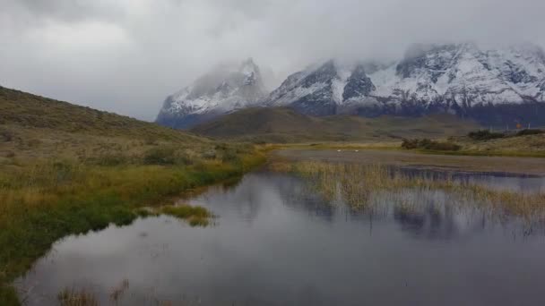 토레스델 페인 그란데 산과 세로 페인 그란데 산이 보인다. 파타고니아, 칠레의 노르덴셸드 호. — 비디오
