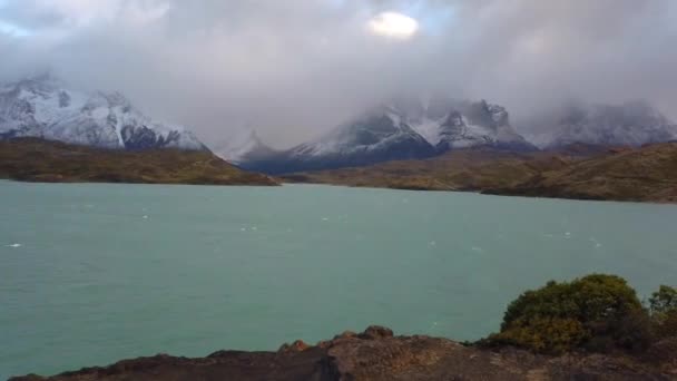 Şili 'deki Nordenskjold Gölü, Patagonya. Cerro Payne Grande Dağı ve Torres del Paine manzarası. — Stok video