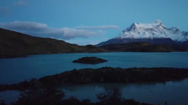 Widok na górę Cerro Payne Grande i Torres del Paine o zachodzie słońca — Wideo stockowe