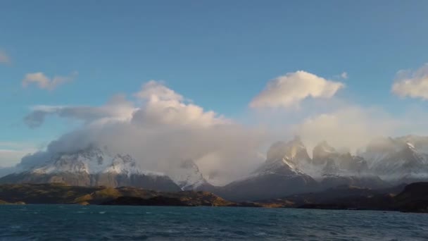 Nordenskjold-tó Chilében, Patagóniában. Kilátás a Cerro Payne Grande-hegyre és Torres del Paine-re — Stock videók