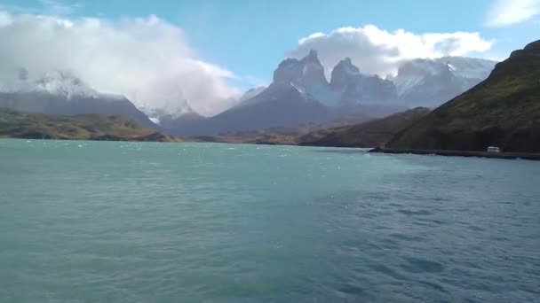 Montañas de patagonia, paisajes montañosos de patagonia. Vista del Cerro Payne Grande y Torres del Paine. — Vídeos de Stock