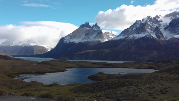 Montañas de patagonia, paisajes montañosos de patagonia. Vista del Cerro Payne Grande y Torres del Paine. — Vídeo de stock