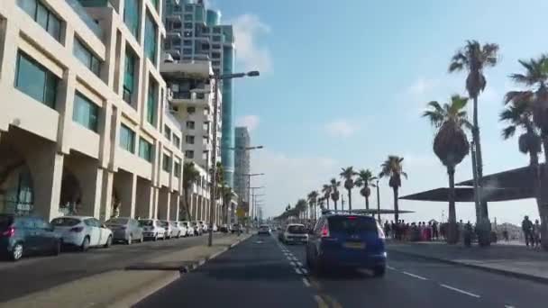 Cesta autem v Tel Avivu, auto jede na silnici v Tel Avivu, silnice na pobřeží moře v Tel Avivu — Stock video