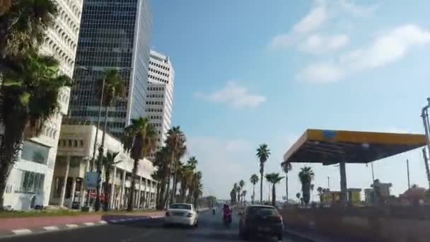 En tur med bil i Tel Aviv, bilen går på vägen i Tel Aviv, vägen till stranden av havet i Tel Aviv — Stockvideo