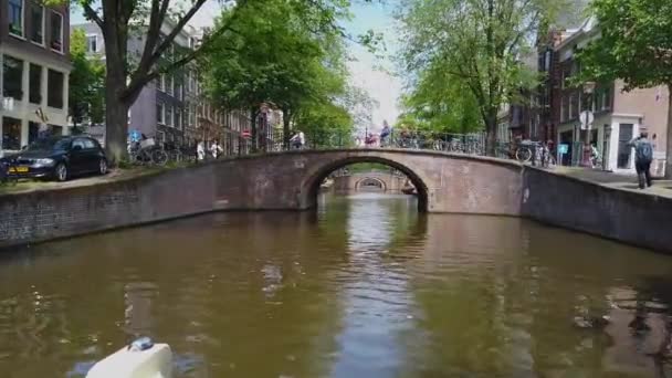 Puente sobre el río, Amsterdam. La gente camina por las calles en Amsetrdam — Vídeos de Stock