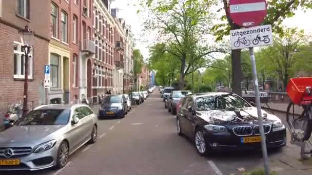 Amsterdam caddesi, güzel Amsterdam caddeleri, Amsterdam caddesi boyunca park edilmiş arabalar. — Stok video