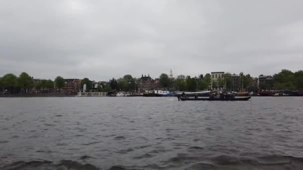 På en båt i Amsterdam. Båttur längs kanalerna i Amsterdam. — Stockvideo