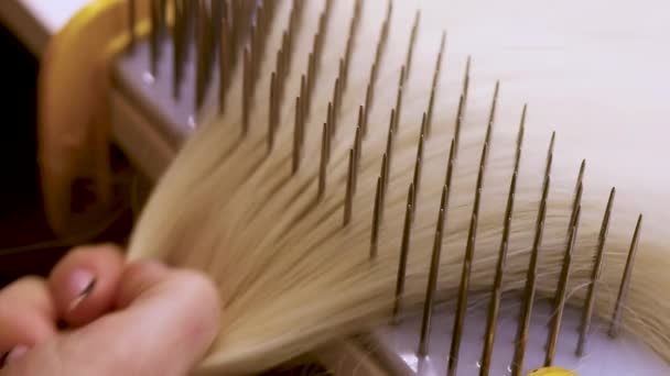 Peinarse el cabello al crear una peluca. Fábrica peluca proceso de producción — Vídeo de stock