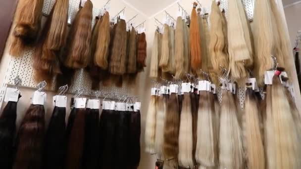 Peluquería, sala de exposición en una empresa de extensión de cabello — Vídeos de Stock