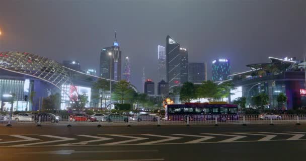 Verkeer op de nachtweg, Guangzhou, China. Veel auto 's op de weg' s nachts, hoge moderne gebouwen op de achtergrond — Stockvideo