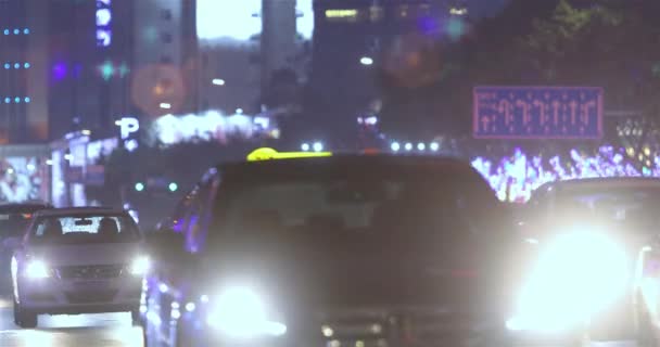 Samochody jadące po drogach w dużym azjatyckim mieście, samochody jadące przez nocne miasto w dużym, nowoczesnym chińskim mieście — Wideo stockowe
