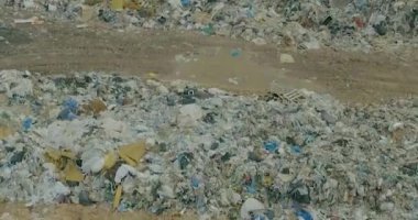 Arazi sahasının üzerinden uçuş, yukarıdan çöp yığını, çevre kirliliği