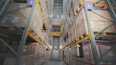 Fabrikada aktif iş, depoda büyük bir forklift.