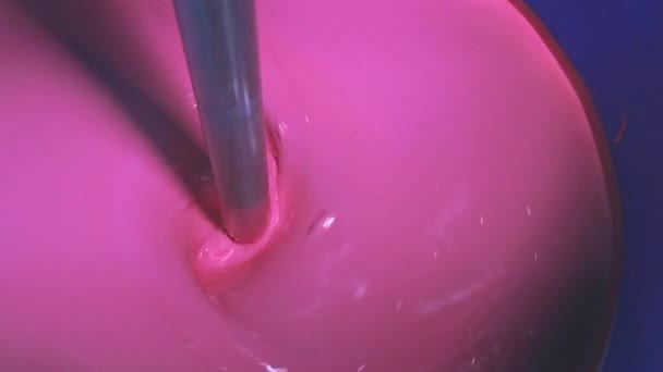 工厂自动调色.在工厂里混合粉红的油漆.在桶里搅拌油漆，在工厂里搅拌油漆 — 图库视频影像