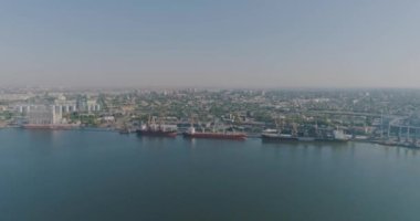 Havadan deniz limanı. Büyük gemileri ve vinçleri olan kargo limanı.