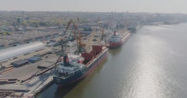 Kargo gemisi limanda yükleniyor, havadan görünüyor.