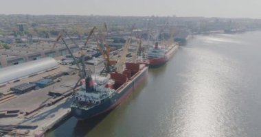 Limanda büyük kargo gemileri var. Havadan gelen büyük kargo gemileriyle ticari liman.