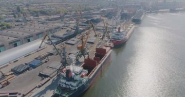 Bir kargo gemisini yüklemek, bir limanda vinç işletmek için genel plan
