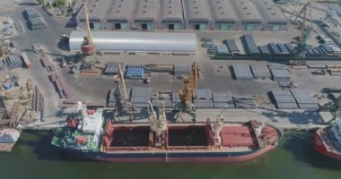 Limandaki büyük bir kargo gemisinin üst görüntüsü. Bir kargo gemisine en iyi görünümü yüklemek.