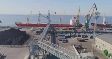 Kazıyıcı taşıyıcılar limanda, arkaplan taşıyıcılarında