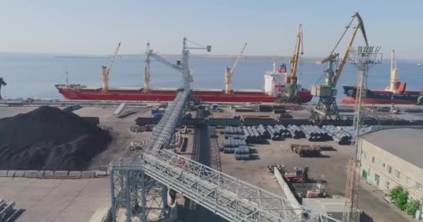 Karmoló szállítószalagok a kikötőben, a háttér ömlesztettáru-szállító hajókban — Stock videók