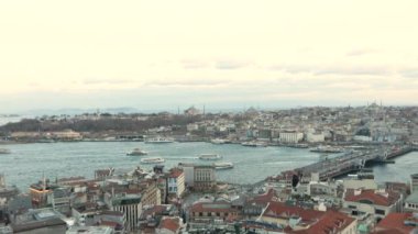 Galata Kulesi 'nden İstanbul' un panoramik manzarası. Bay Golden Horn zaman klapaları, Bay Golden Horn zaman klapalarında gemiler. Galata kulesinden Taime turları.