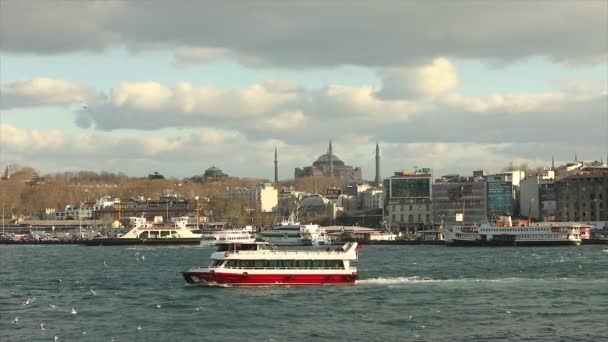Turistfartyg i bakgrunden av Hagia Sofia katedralen. Istanbul, Turkiet — Stockvideo