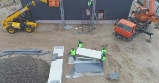 Soldadores en un sitio de construcción, soldador en el trabajo, proceso de soldadura de metal. — Vídeos de Stock