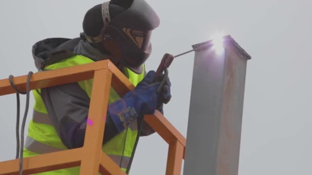 Soldador en el trabajo, proceso de soldadura de metal. Soldadores en una obra de construcción — Vídeos de Stock