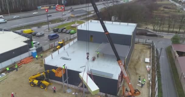 Bagger auf einer Baustelle, Menschen arbeiten auf einer Baustelle — Stockvideo